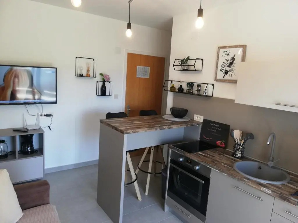 Riviera Rooms and Apartments