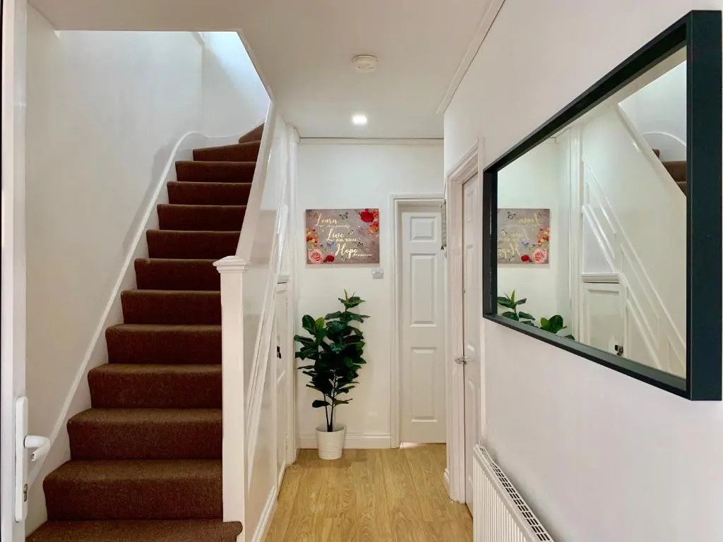 4 Bedrooms, 3 Baths, Full Kitchen and Lounge, Garden, Free Parking