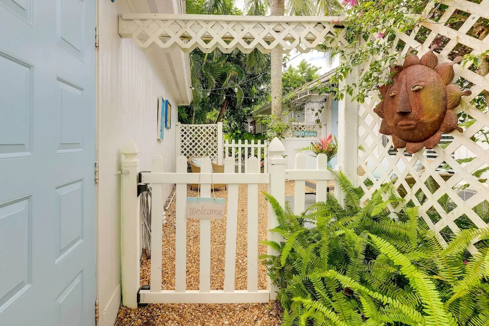 Tropical Cottage < 2 Mi to Hobe Sound Beach!