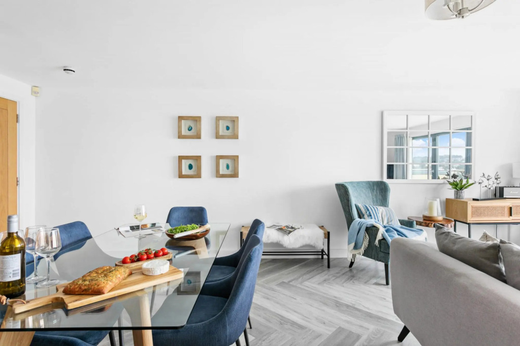 A7 Masts - Striking beachside apartment with beautiful sea views, private balcony and secure parking