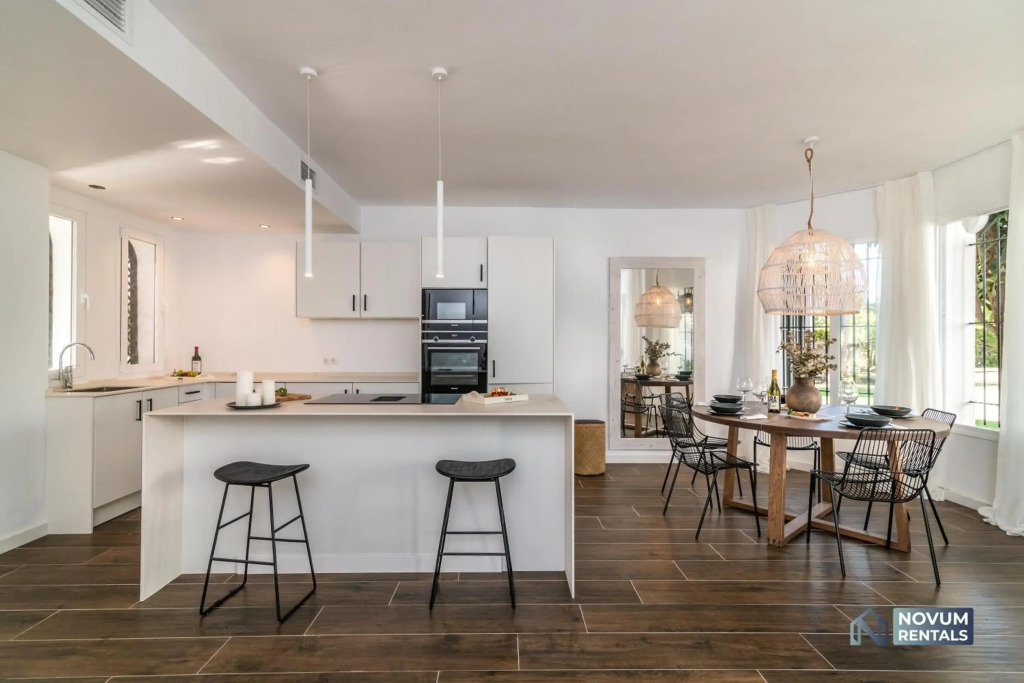 TOP RENOVATED 3-BDRM TOWNHOUSES with POOL, BBQ & ROOFTOP TERRACES