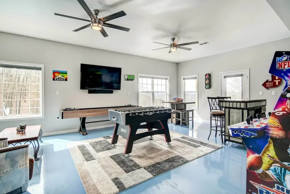 Hot Tub and Game Room! Secluded Branson Escape