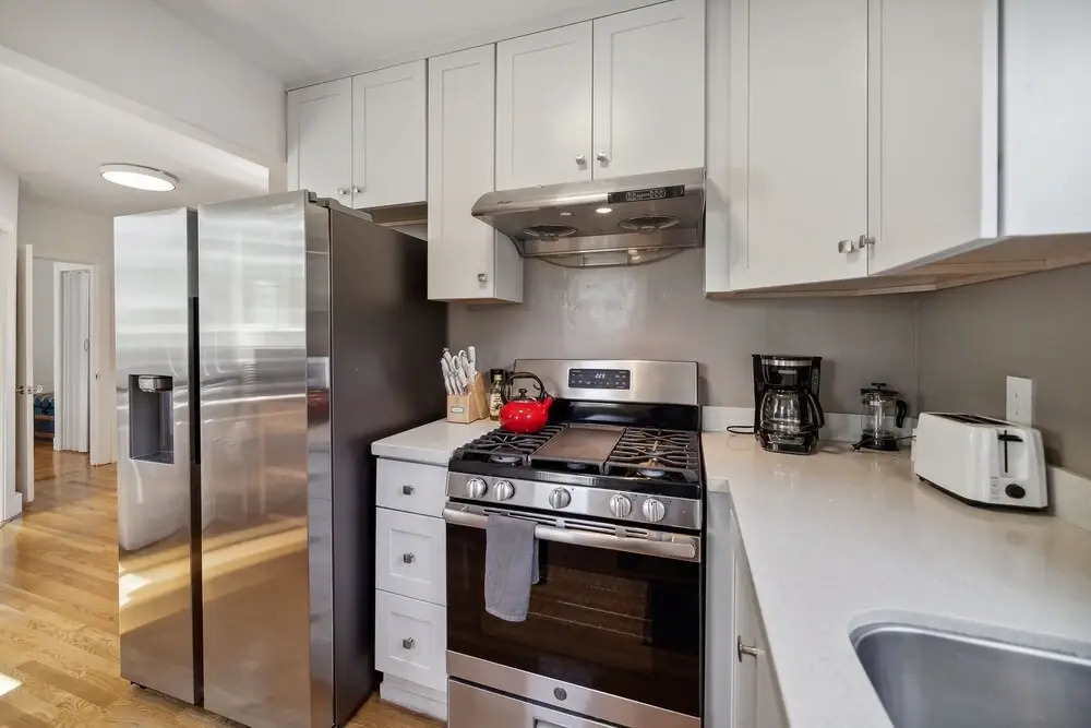 Centrally Located 2 Bedrooms Walkable 2 Duplex by Redawning