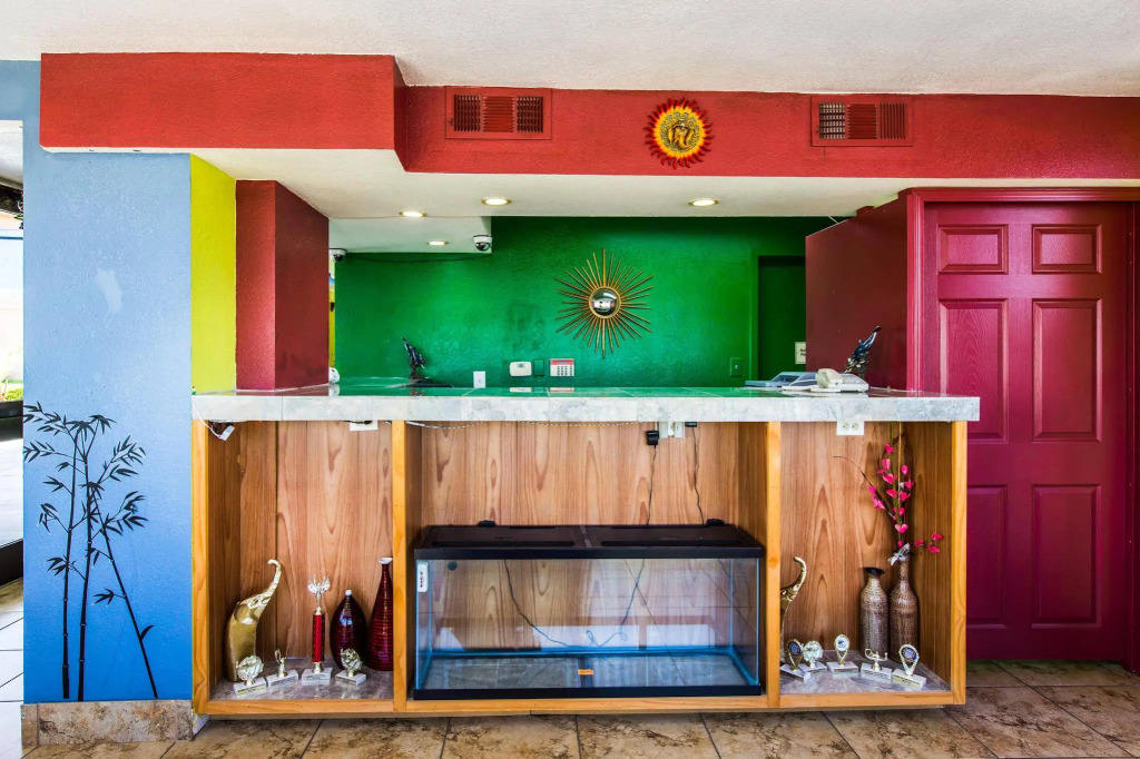 Econo Lodge Inn & Suites Macon North