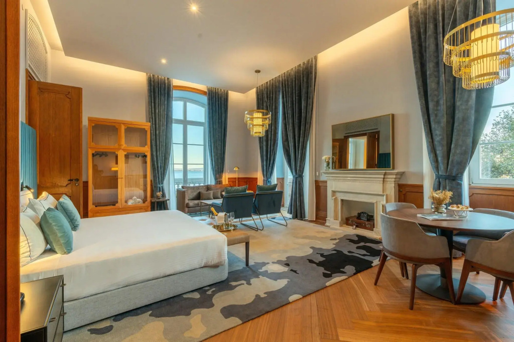The Editory Riverside Hotel, an Historic Hotel