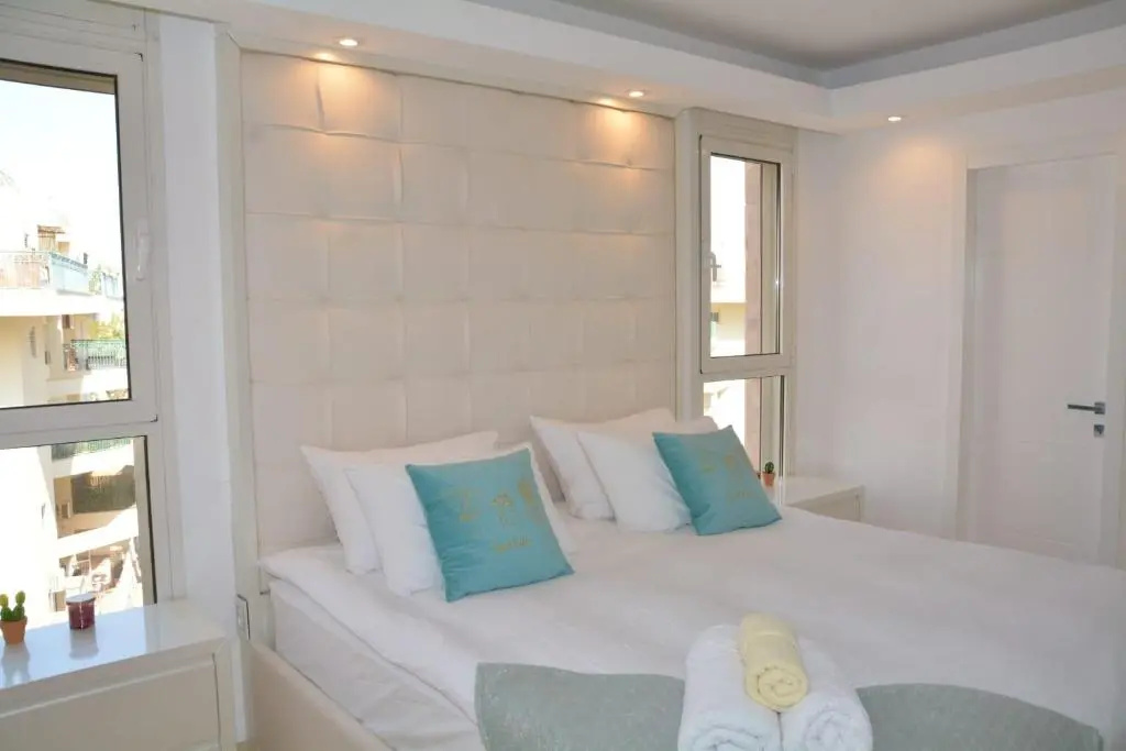 Renovated 3 Bedroom - Residence with Pool next the Beach