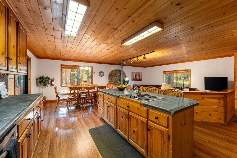 Whiskey Springs by Avantstay Classic Cabin Near Tahoe Donner Ski Area!