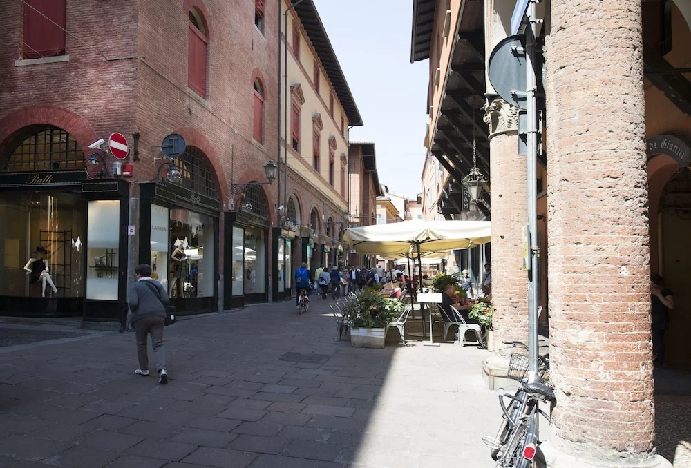 UR-NEST Piazza Maggiore