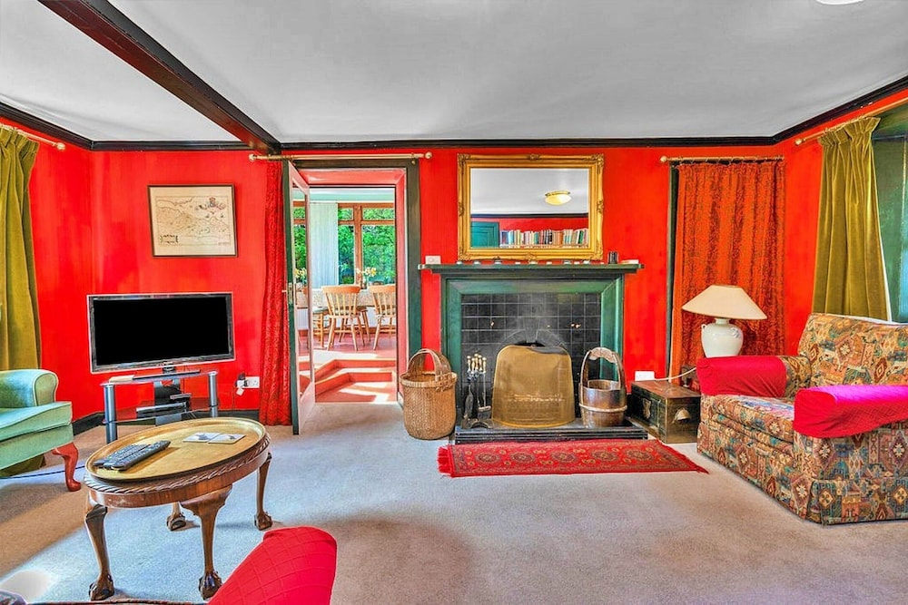 Historical Cottage Near Preston Mill, No Deposit