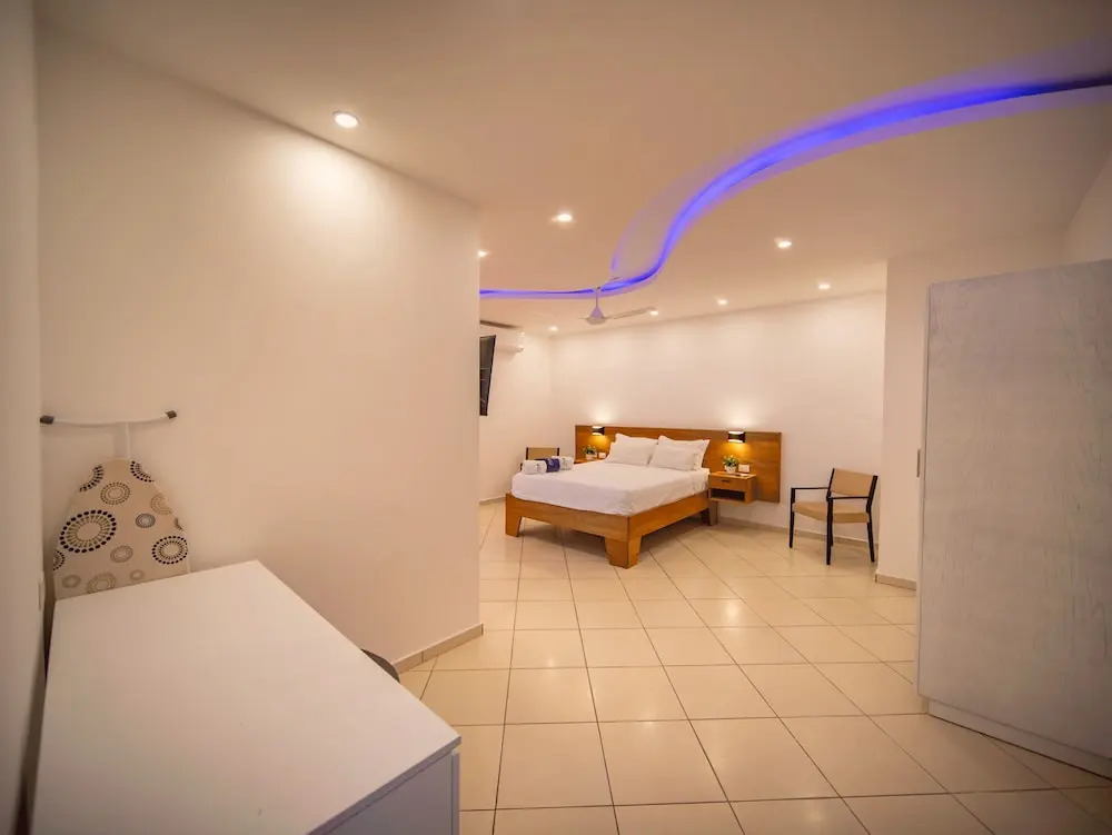 2BR Luxury Apartment in Heart Of Nightlife Area!