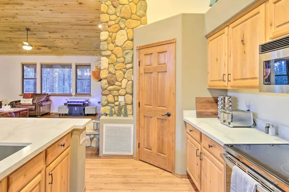 3 Mi to Golf Course: Show Low Escape w/ Fire Pit