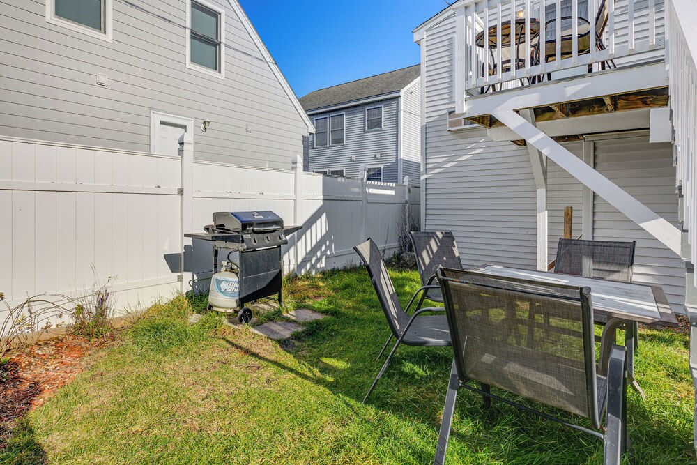 Walk to Public Beach Access! Breezy Hampton Condo