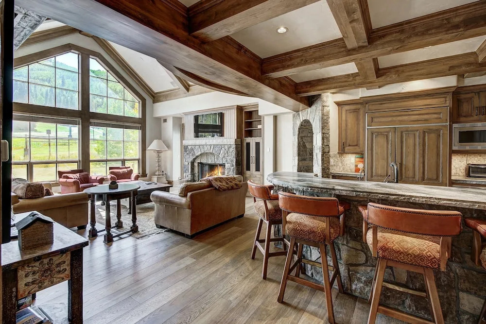 Golden Peak Luxury 4 BR Penthouse - Ski-in/out by RedAwning