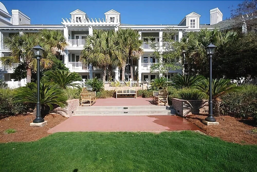 Bay Facing Unit Just a Short Stroll to Shops and Restaurants
