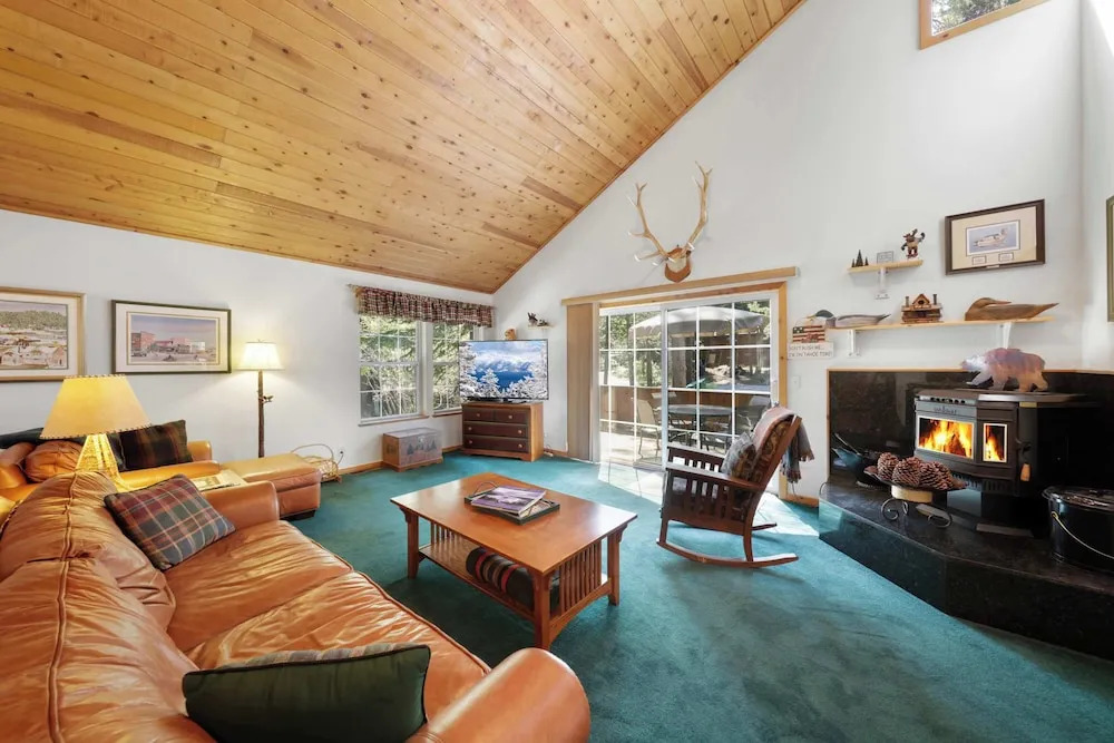 Paradise Pines 3BR Secluded Cabin Minutes in Tahoe Donner!