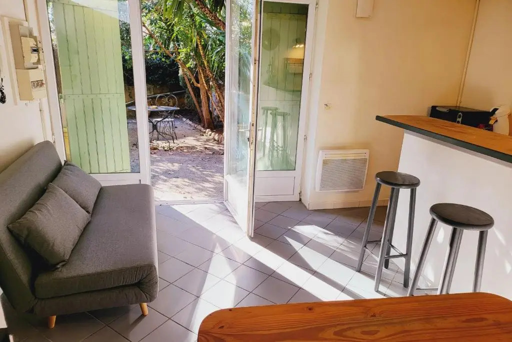 Studio of 24m with Small Patio
