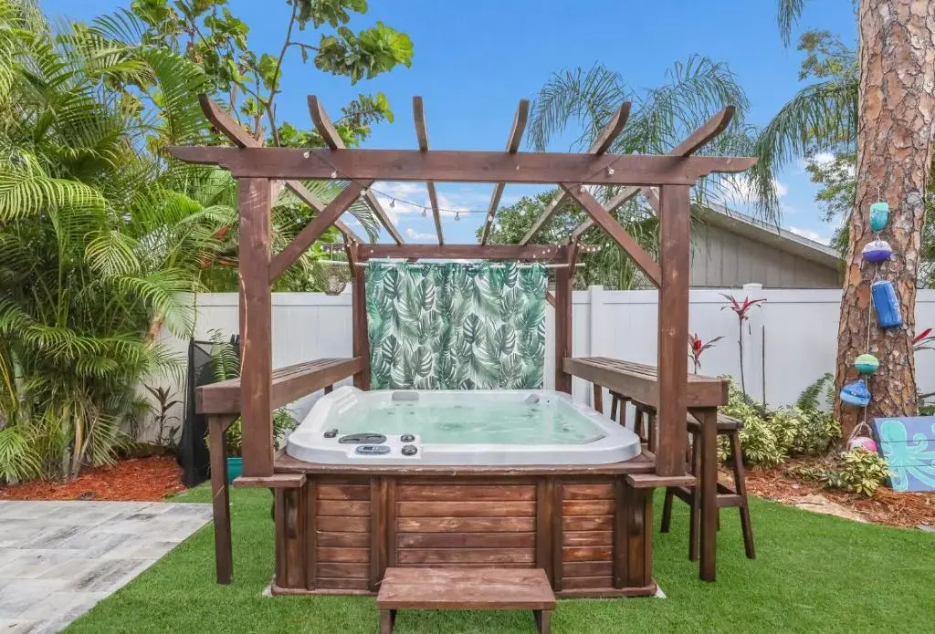 Oasis backyard with hot tub 4/2 close to the beach