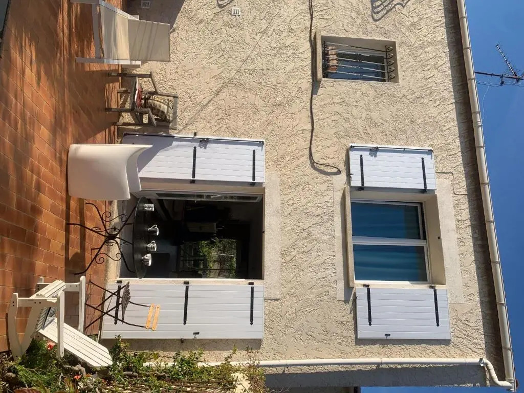 Bright and quiet house with two gardens north shade and south sun