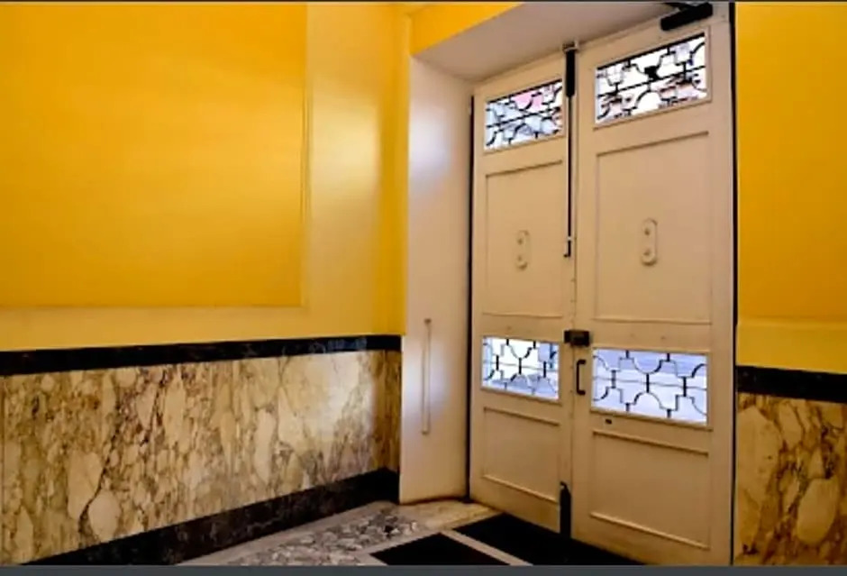 Romulus Rooms by Hostand
