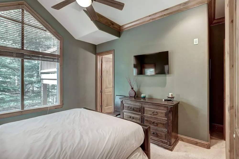 4br Plus Den Platinum Townhome, Walk To Lift 4 Bedroom Townhouse by RedAwning