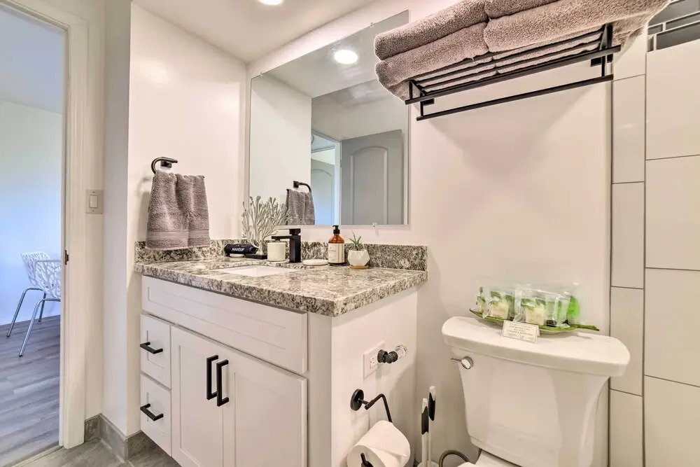 Modern & Cozy Condo Near Beaches w/ Coastal Views