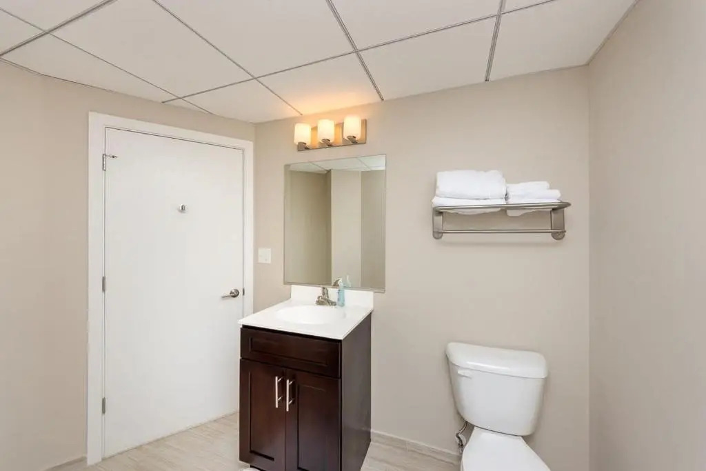 2BR Lux Apartment With Rooftop Deck, Gym & Parking
