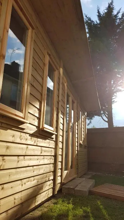 Urban Log Cabin near zone 2 tube