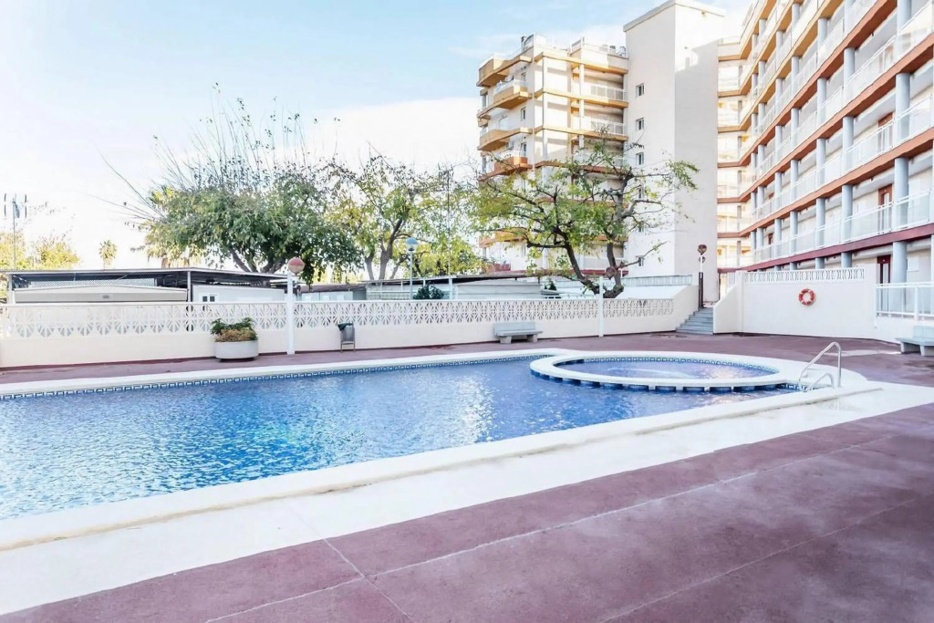 Apartamento con terraza y piscina
