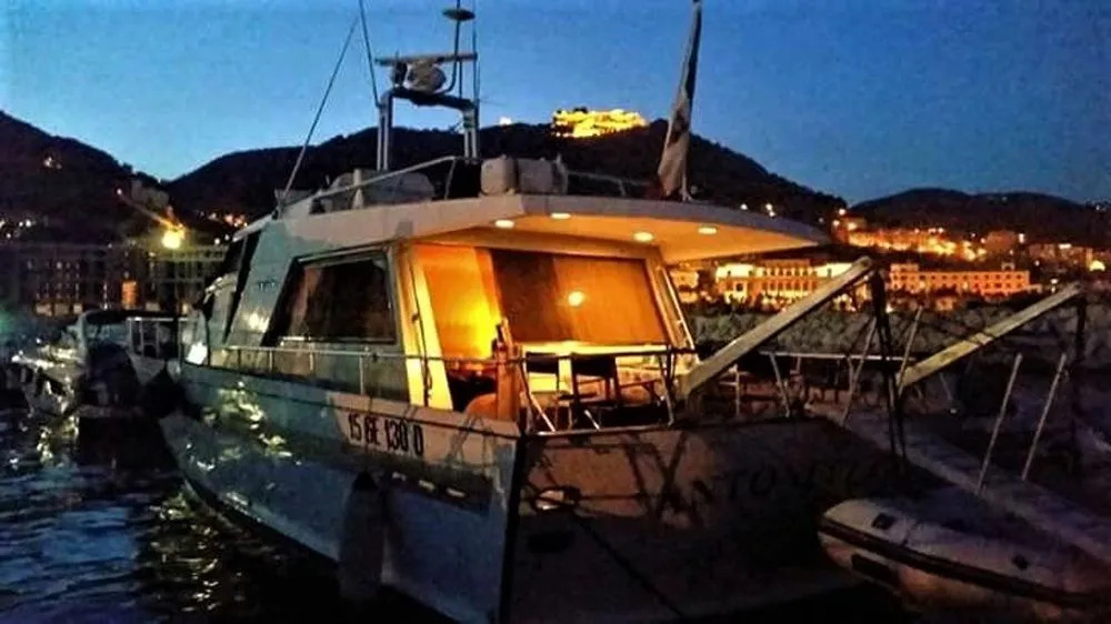 Yacht Akhir Cruise - Amazing Boat At Salerno'S Port With 3 Bedrooms An
