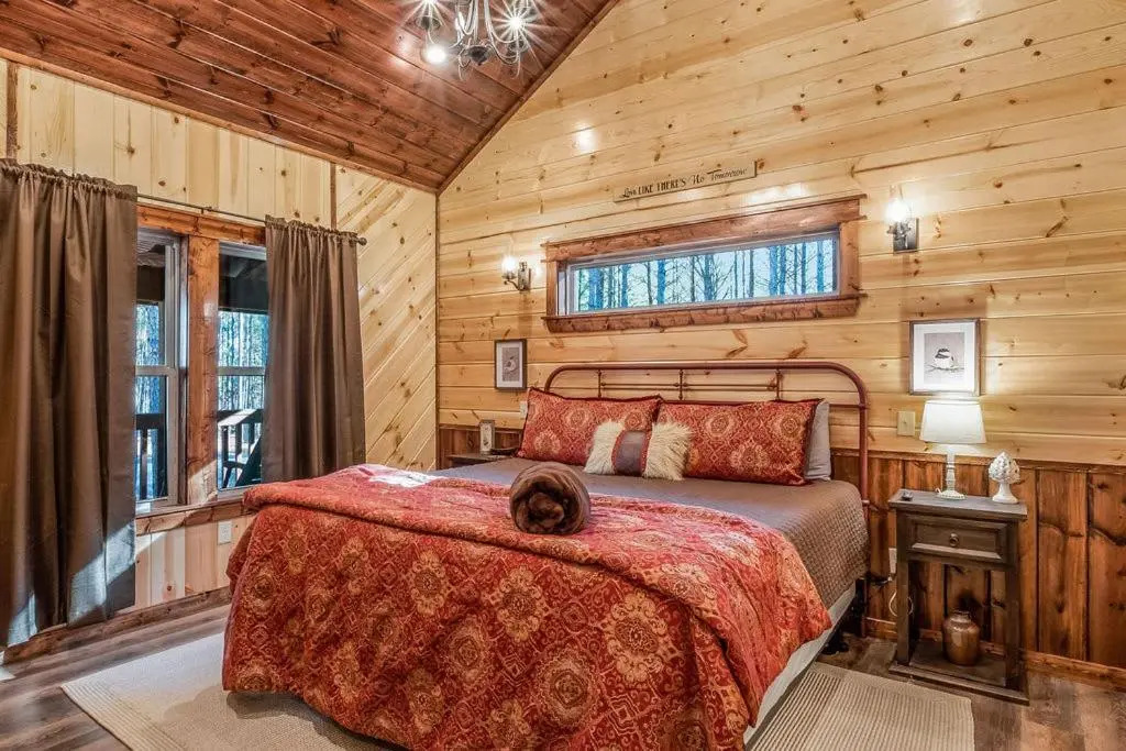 Large Luxury 2BR Cabin w Hot Tub Double Trouble was designed for fun comfort and memories minutes from buzzling Hochatown and beautiful Beaver Bend State Park