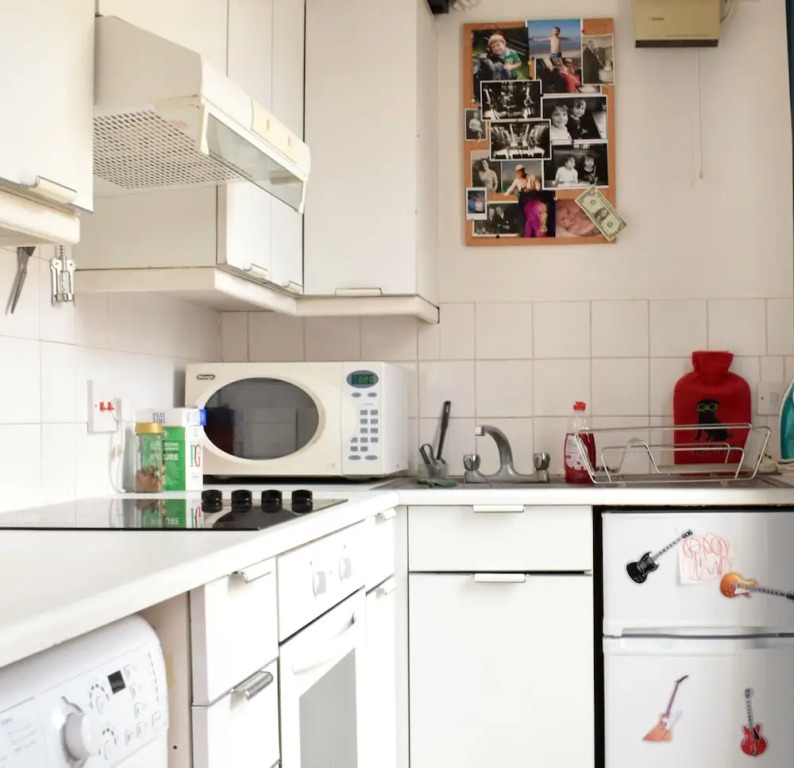 Spacious Studio Apartment in Portobello Road