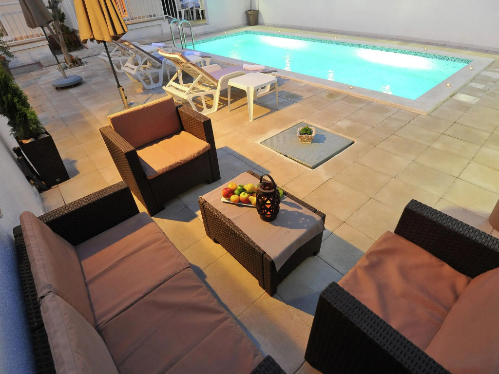 Comfortable apartment in a quiet area, private terrace, shared swimming pool
