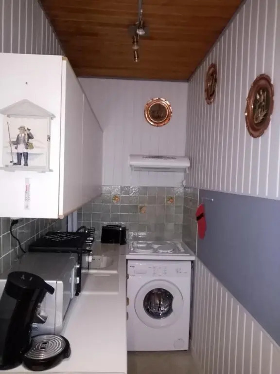 Appartement avec Balcon au 1er étage Vue latérale Mer à 50 mètres de la plage à Mers les Bains.