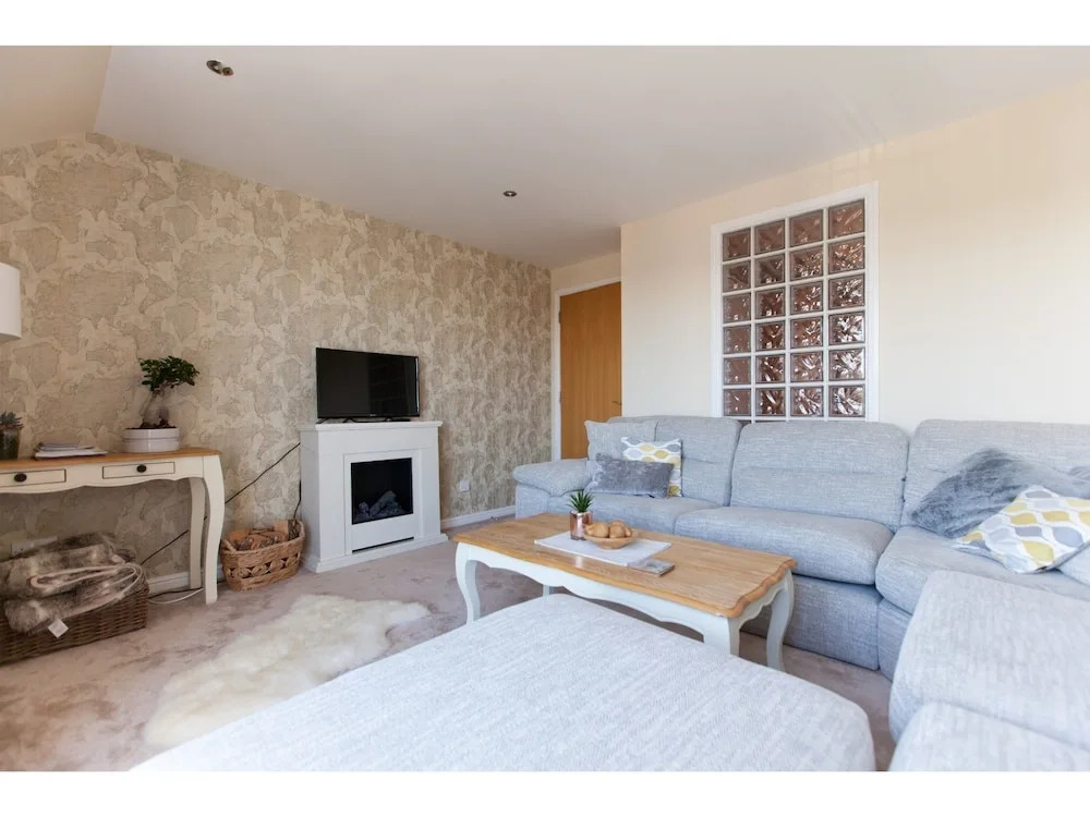 Park & Play! Superb Flat W/parking Near Shore