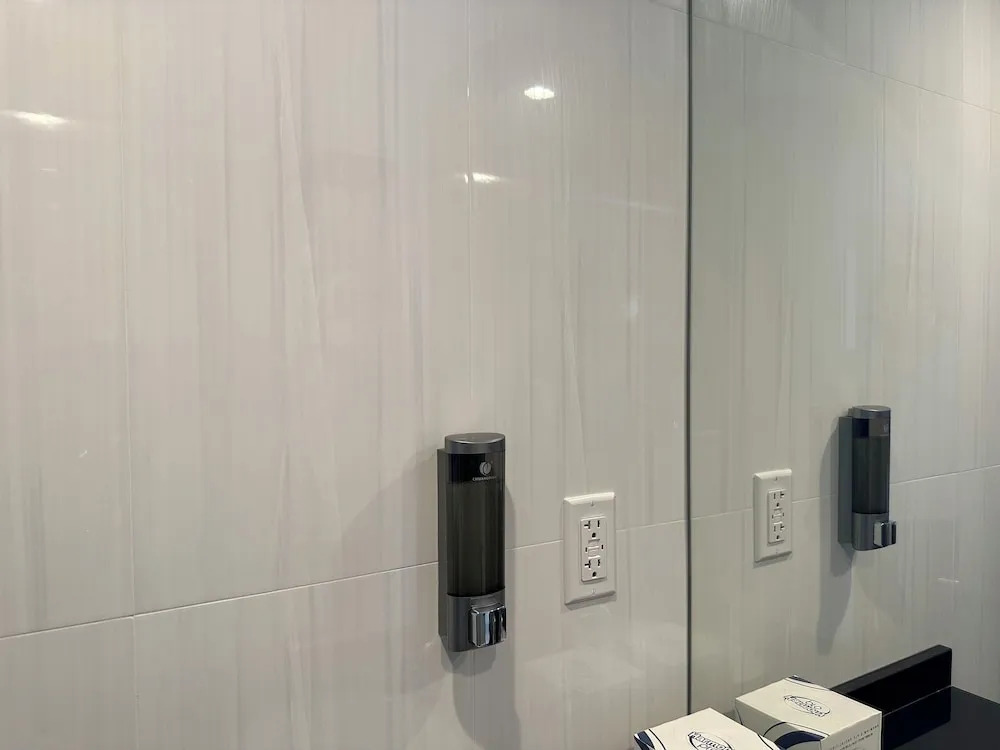 Regal Inn & Suites New York LaGuardia Hotel