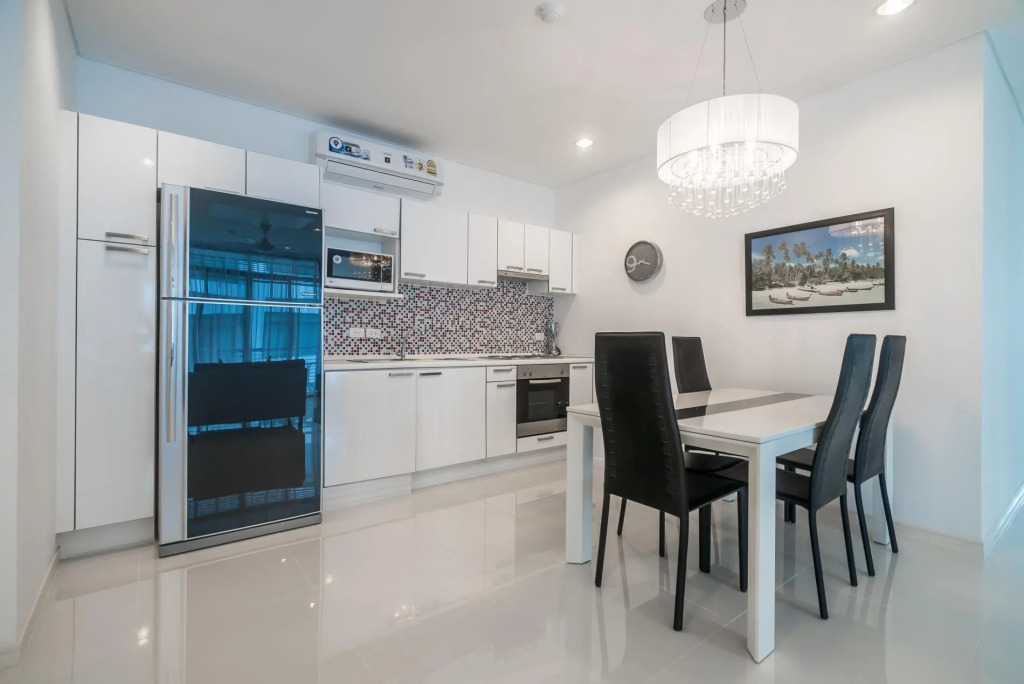 High floor 3 bdr apartment with pool and gym