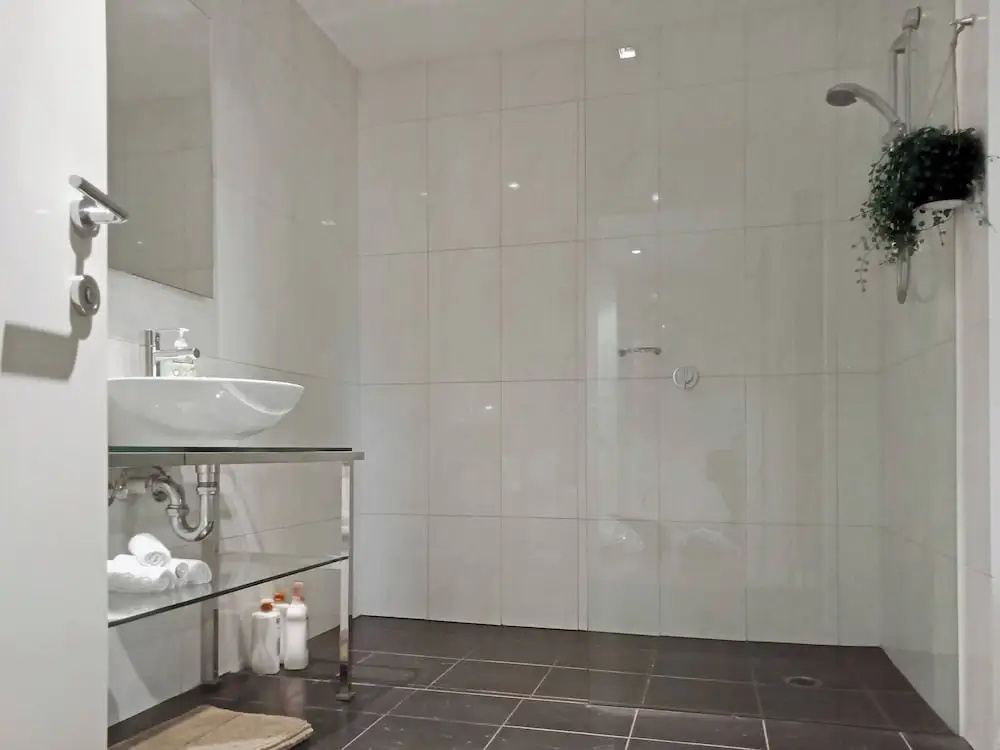 Melbourne City Oasis 2-bedroom Art Deco Apartment With Gym, Carpark, Pool, Wine