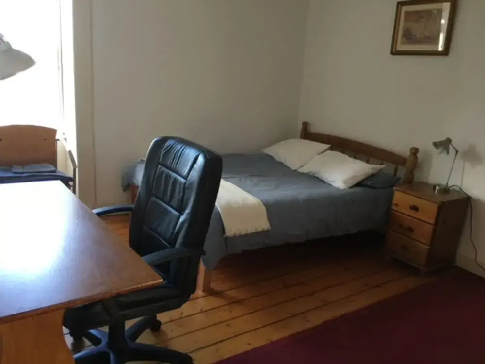 Spacious 4 Bedrooms Apartment in City Centre