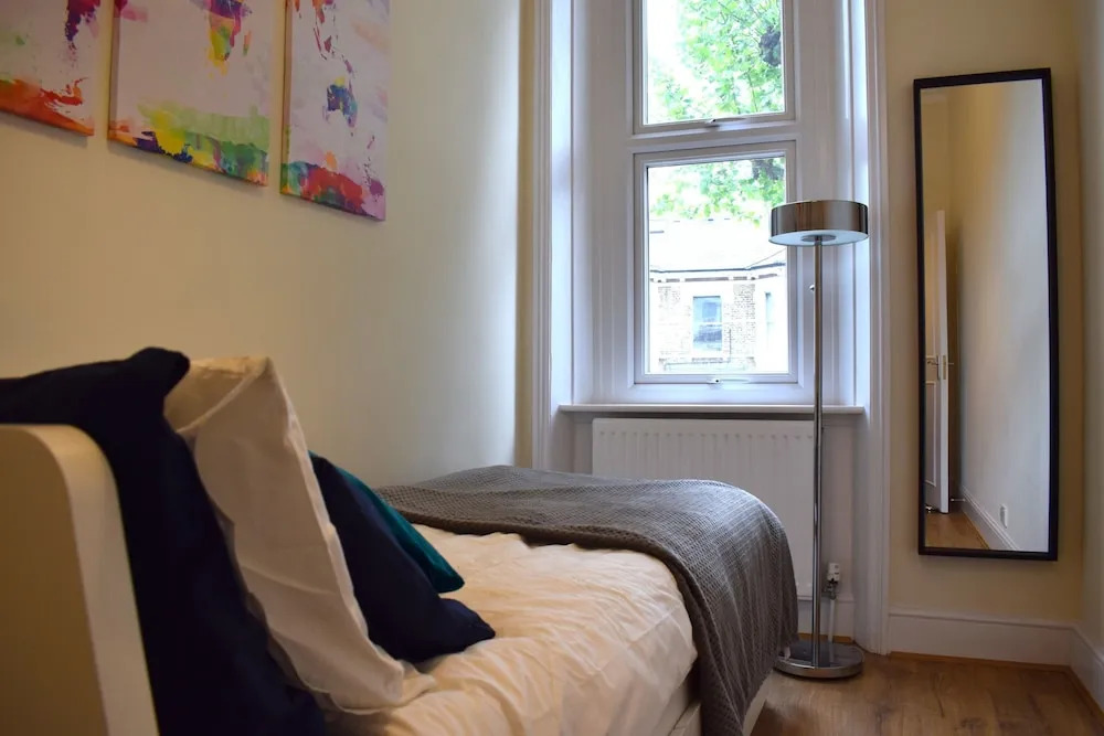 Modern 2 Bedroom Apartment in Queen's Park