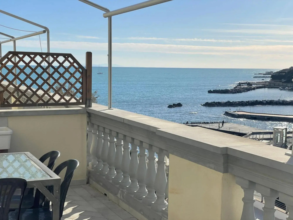 In villa on the sea, apartment on the 1°st floor,  with veranda and spacious sea view terrace. 5 bed-Villa Fiorella p. 1° monte