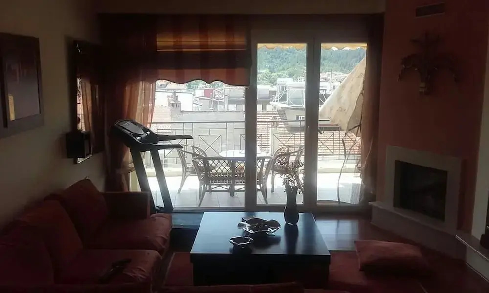 City Center Apartment With Mountain View