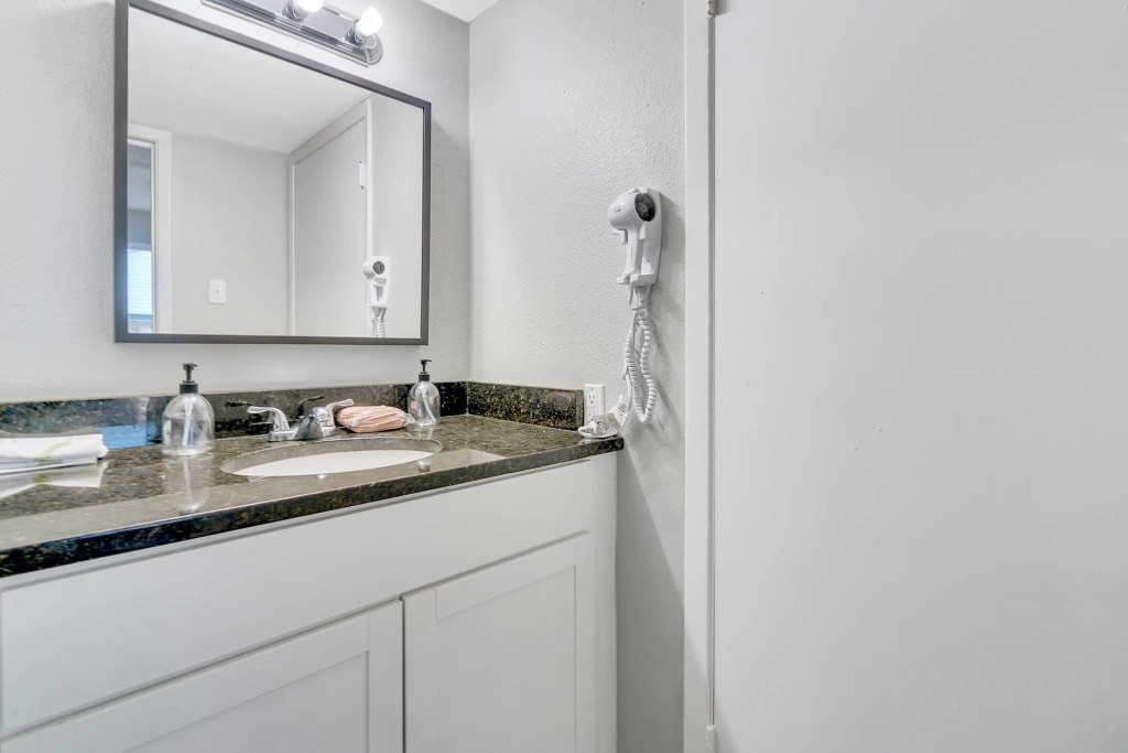 Pearl Location ✔Fast Wifi + Free Parking  ✔Modern Living