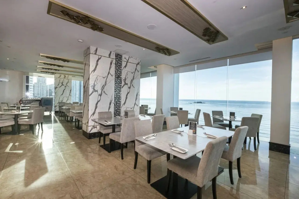 Hompton Hotel by the Beach