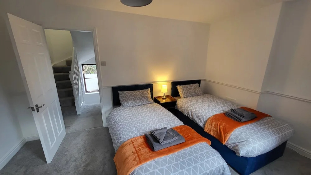 Heart of Lincoln City, 3 Bedrooms, Sleeps 4 Guests