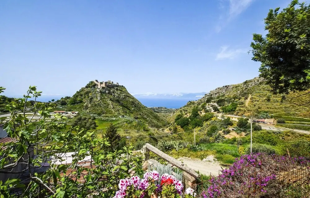 Beautiful Home in Motta San Giovanni With Wifi and 2 Bedrooms