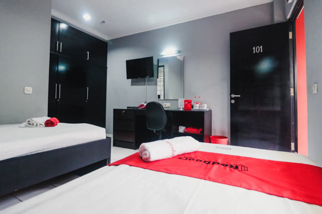 RedDoorz Plus near RS Fatmawati 2