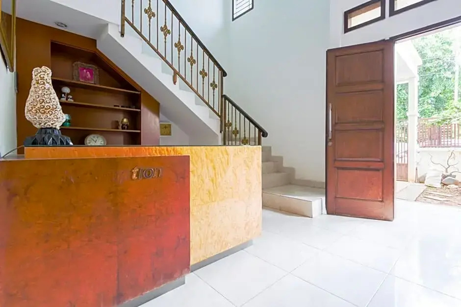 OYO Life 3451 Kost Shavero