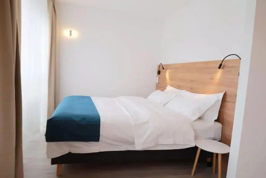 Hotel 83