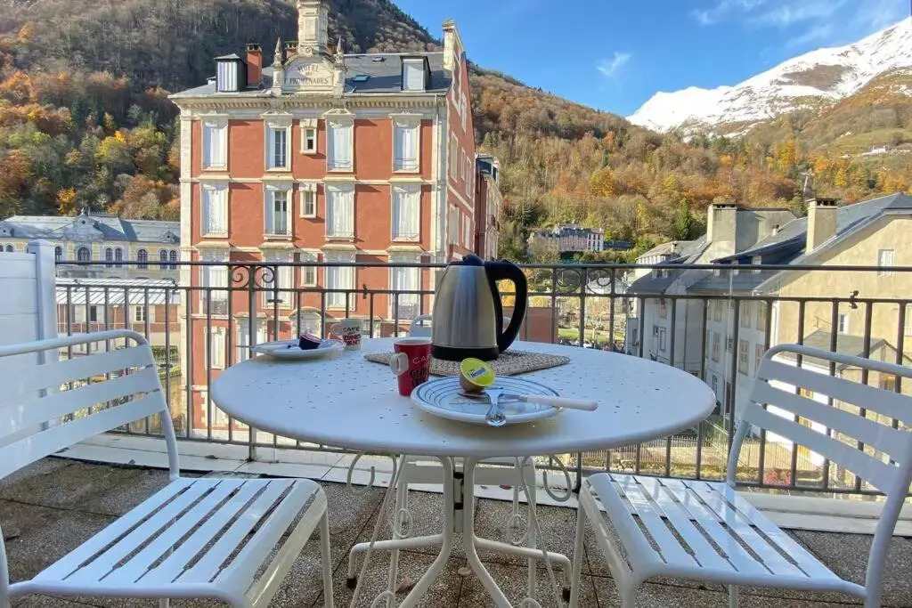 Place de la Mairie. Joli T2 4p - Terrasse Et Vue.