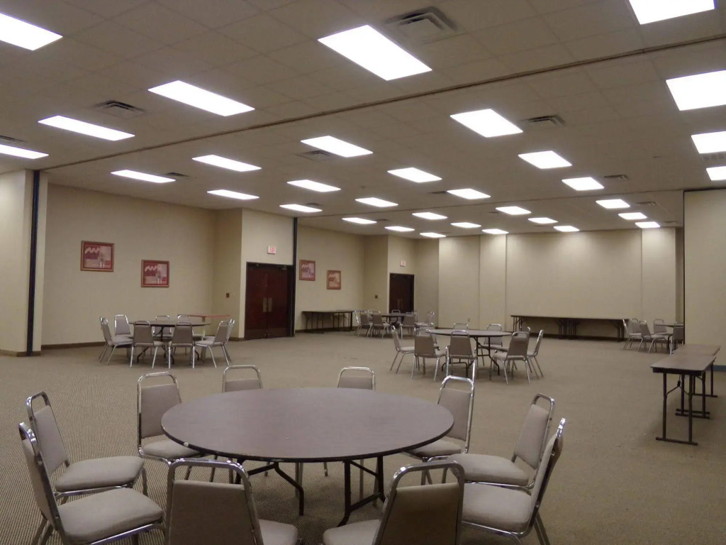 Econo Lodge Inn & Suites